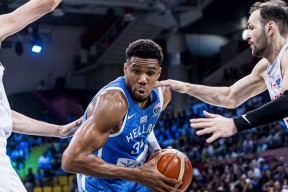 雷速体育-关于字母哥回归赛场，连败首场状态亮眼，公牛观众沸腾！的信息