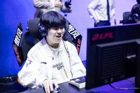 雷速体育-Rookie回归赛场，回归赛场首场状态亮眼，雄鹿观众沸腾！的简单介绍